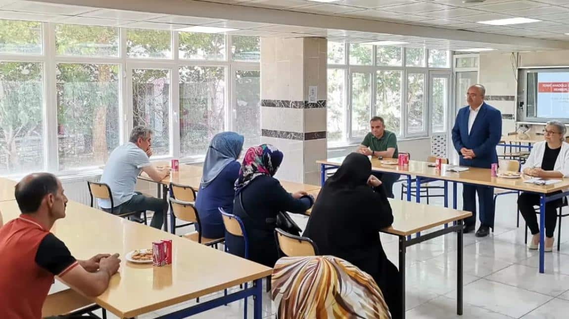 12.Sınıfa Geçen Öğrencilerimizin Velileri ile Akademik Değerlendirme Toplantısı Yapıldı